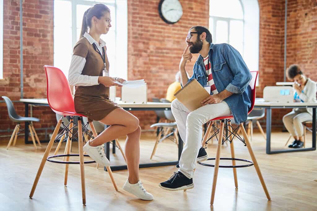 Entrevista de trabajo a a joven