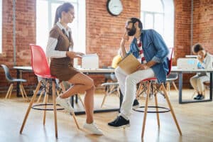 Entrevista de trabajo a a joven